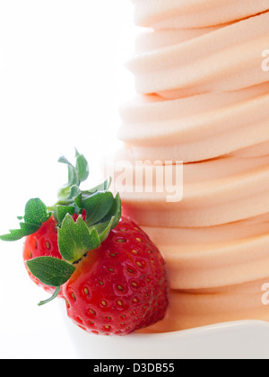 Tasse Soft-dienen gefrorenen Joghurt auf weißem Hintergrund. Stockfoto