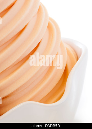 Tasse Soft-dienen gefrorenen Joghurt auf weißem Hintergrund. Stockfoto