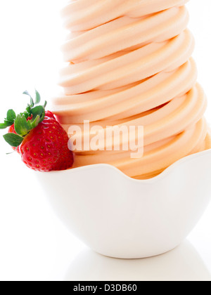 Tasse Soft-dienen gefrorenen Joghurt auf weißem Hintergrund. Stockfoto