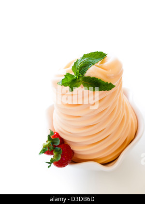 Tasse Soft-dienen gefrorenen Joghurt auf weißem Hintergrund. Stockfoto