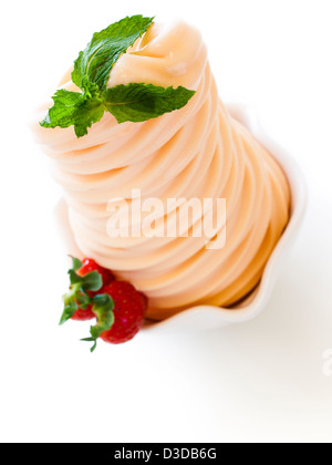 Tasse Soft-dienen gefrorenen Joghurt auf weißem Hintergrund. Stockfoto