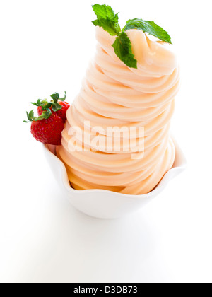 Tasse Soft-dienen gefrorenen Joghurt auf weißem Hintergrund. Stockfoto