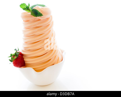 Tasse Soft-dienen gefrorenen Joghurt auf weißem Hintergrund. Stockfoto