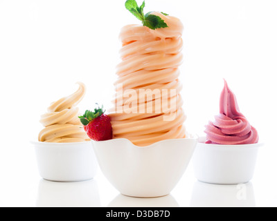 Tasse Soft-dienen gefrorenen Joghurt auf weißem Hintergrund. Stockfoto