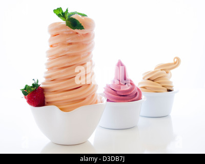 Tasse Soft-dienen gefrorenen Joghurt auf weißem Hintergrund. Stockfoto