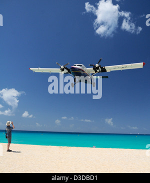 Flugzeug Landung über die kürzeste Landebahn der Welt, Maho Beach Sint Maarten Antillen in der Karibik, Stockfoto