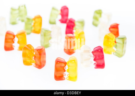 Gruppe des Tanzens Gummibärchen isoliert auf weiss Stockfoto