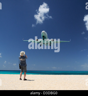 Flugzeug Landung über die kürzeste Landebahn der Welt, Maho Beach Sint Maarten Antillen in der Karibik, Stockfoto