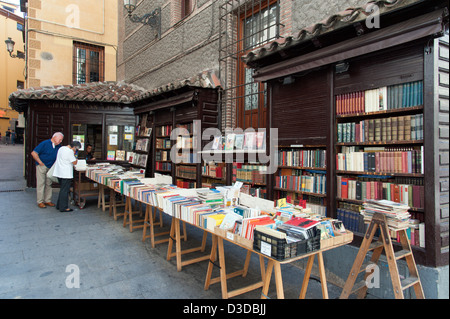 Menschen Surfen zweiter hand Buch stand, Libreria San Gines, Madrid, Spanien Stockfoto