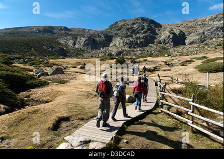 Junge Leute Wandern im Naturschutzgebiet Peñalara auf die Sierra de Guadarrama, Madrid, Spanien Stockfoto