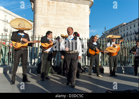 Gruppe von mexikanischen Mariachis spielen in der Puerta del Sol, Madrid, Spanien Stockfoto