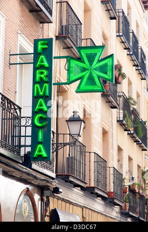 Apotheke-Zeichen, Madrid, Spanien Stockfoto