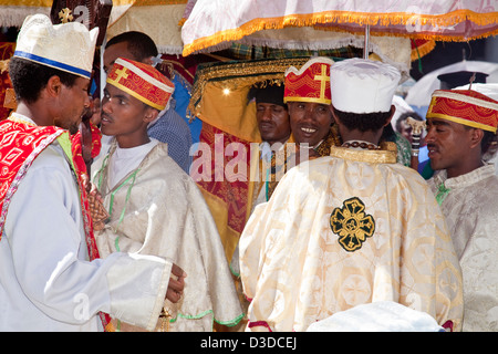 A Straße Zug der Kirche Priester und Diakone während Timkat (fest der Epiphanie), Gondar, Äthiopien Stockfoto