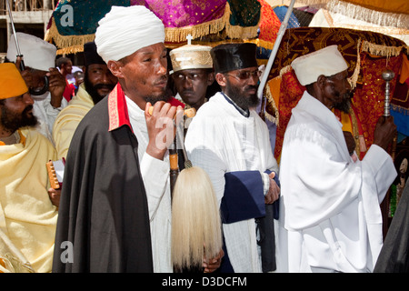 A Straße Zug der Kirche Priester und Diakone während Timkat (fest der Epiphanie), Gondar, Äthiopien Stockfoto