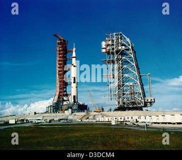 Die Saturn-V-Rakete, die im Juli 1969 vom Kennedy Space Center gestartet wurde, brachte die Apollo-11-Astronauten Neil Armstrong, Buzz Aldrin und Michael Collins auf den Mond. Dieser historische Start ebnete den Weg für die erste Landung der Menschheit auf der Mondoberfläche. Die Mission wird als wichtiger Meilenstein in der Weltraumforschung gefeiert. Stockfoto