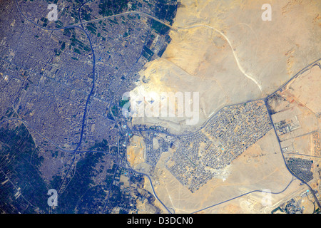 Pyramiden von Gizeh, Ägypten (NASA, internationale Raumstation, 26.07.12) Stockfoto