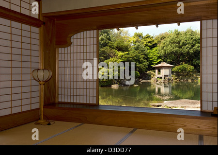 Offenen Papier Shoji Schiebetüren Bildschirm in Tatami-Matte Zimmer mit sonnigen Blick auf japanischen Garten bei Familie Matsudaira Yokokan Villa, Fukui Stockfoto