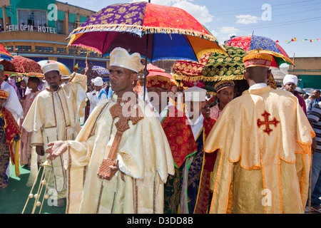 A Straße Zug der Kirche Priester und Diakone während Timkat (fest der Epiphanie), Gondar, Äthiopien Stockfoto