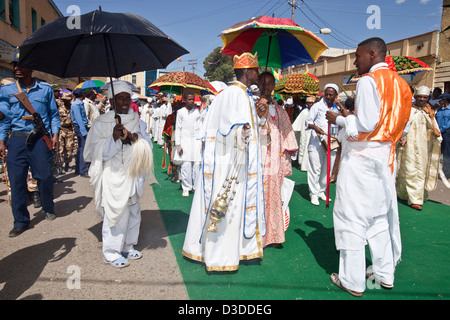 A Straße Zug der Kirche Priester und Diakone während Timkat (fest der Epiphanie), Gondar, Äthiopien Stockfoto