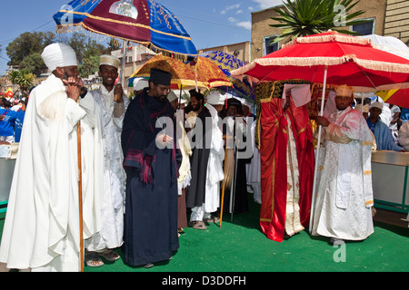 A Straße Zug der Kirche Priester und Diakone während Timkat (fest der Epiphanie), Gondar, Äthiopien Stockfoto