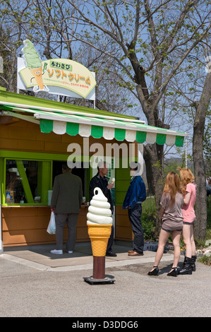 Besucher genießen Wasabi Meerrettich Softeis auf Daio Wasabi Nojo Farm in Hotaka, Nagano. Stockfoto