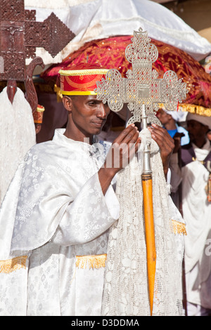 A Straße Zug der Kirche Priester und Diakone während Timkat (fest der Epiphanie), Gondar, Äthiopien Stockfoto