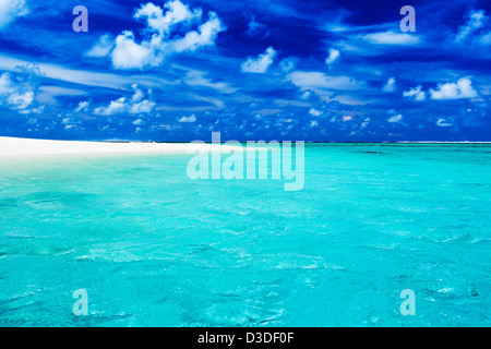 Einsamen tropischen Strand mit klaren, blauen Wasser und Himmel Stockfoto