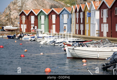 Smögen, Schweden, bunte Fischerhuetten im Hafen Stockfoto