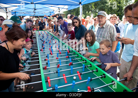 Bochum, Deutschland, sind Menschen auf einem Riesen Tischfußball-Tisch an der Still-Leben Ruhr spielen. Stockfoto