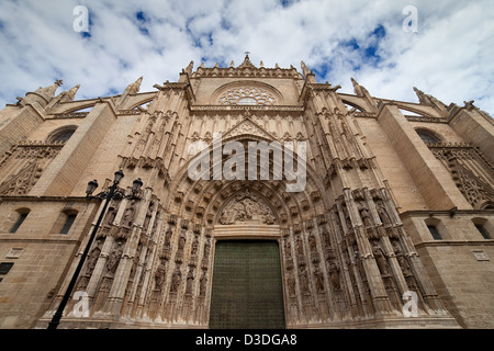 Tür der Annahme (Spanisch: Puerta de la Asuncion) der Kathedrale von Sevilla in Spanien, Hauptportal der Westfassade. Stockfoto