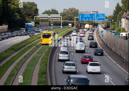 Essen, Deutschland, Feierabendverkehr auf der Autobahn A40 Stockfoto