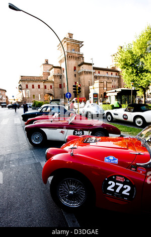 Klassische Autos geparkt am Straßenrand, Mille Miglia Autorennen, Italien, 2008 Stockfoto