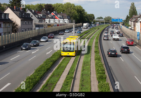 Essen, Deutschland, Feierabendverkehr auf der Autobahn A40 Stockfoto