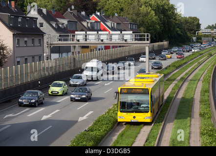 Essen, Deutschland, Feierabendverkehr auf der Autobahn A40 Stockfoto