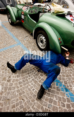 Mechaniker arbeiten auf Oldtimer, Mille Miglia Autorennen, Italien, 2008 Stockfoto