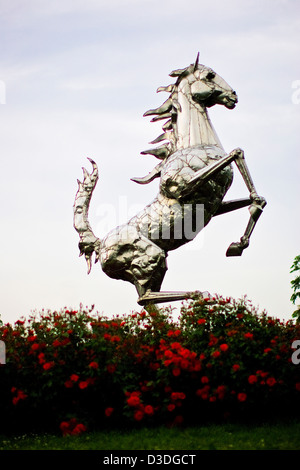 Silber Ferrari tänzelnden Pferd Statue außerhalb Fabrik in Italien Stockfoto