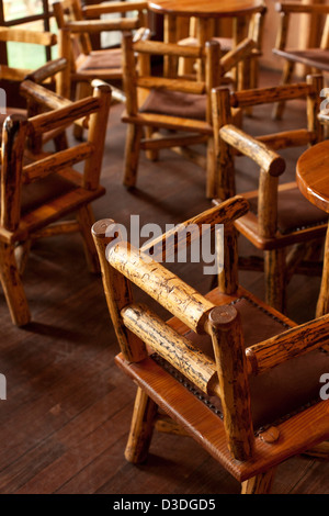 Holz rustikal handgemachte Stühle im Barbereich des Mountain Sky Ranch, Montana, USA Stockfoto