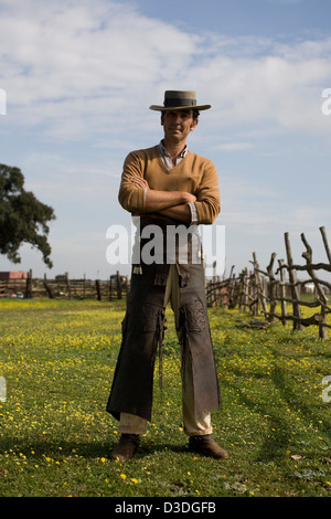 FINCA LA RUIZA, HUELVA, Spanien, 21. Februar 2008: Don Tomas Prieto De La Cal, 41, trägt Hand nachgerüstet Leder-Leggings, die früher zu seinem Vater gehörte, bei der Arbeit in den Bereichen mit seiner Herde Kampfstiere, Kühe und Kälber. Er züchtet einige der wildesten Stiere in Spanien. Stockfoto