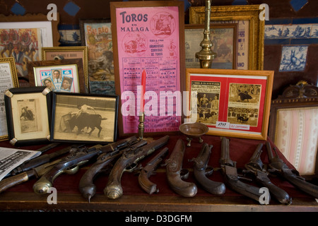 FINCA LA RUIZA, HUELVA, Spanien, 21. Februar 2008: Eine Sammlung von antiken Waffen liegen auf einem Tisch neben Stierkampf-Memorablilia in einem der Säle im großen 19. Jahrhundert Herrenhaus der Familie Prieto De La Cal. Stockfoto