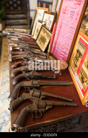 FINCA LA RUIZA, HUELVA, Spanien, 21. Februar 2008: Eine Sammlung von antiken Waffen liegen auf einem Tisch neben Stierkampf-Memorablilia in einem der Säle im großen 19. Jahrhundert Herrenhaus der Familie Prieto De La Cal. Stockfoto