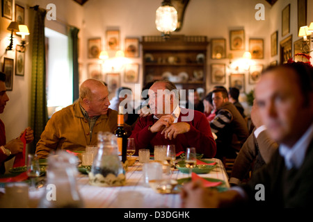 JEREZ DE LA FRONTERA, Spanien, 22. Februar 2008: Alvaro Domecq, 67, (Mitte) ein versierter Rejoneador oder Stierkämpfer zu Pferd in seiner Jugend hält eine Mittagessen für diejenigen, die nur eine "Acorso y Derribo" Veranstaltung auf seinem landwirtschaftlichen Betrieb teilgenommen. Fahrer testet junge Kühe für ihre Aggression und trainieren Pferde für die spezialisierten Dressur, die sie benötigen, um voll ausgewachsene vier Jahre alten Bullen in der Arena tanzen können. Stockfoto