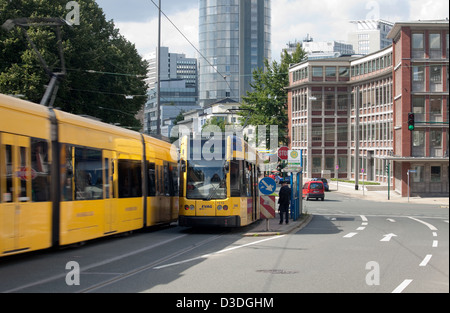 Essen, Deutschland, Straßenverkehr im Zentrum von Essen entfernt vor der RWE-Turm Stockfoto