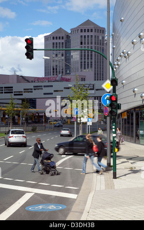 Straßenszene Limbecker Platz in Essen, Deutschland Stockfoto