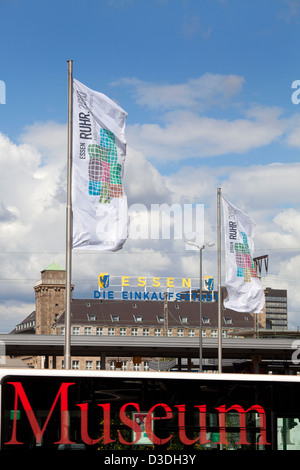 Essen, Deutschland, Blick auf die Stadt an der Station mit einem Kapital von Kultur Ruhr 2010-Fahnen Stockfoto