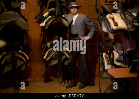 LOS ALBEREJOS FINCA, JEREZ DE LA FRONTERA, Spanien, 23. Februar 2008: Antonio Domecq, 37, ein professioneller Rejoneador oder Stierkämpfer zu Pferd, gekleidet in traditioneller Kleidung in die Sattelkammer bei seinem Onkel Alvaro Domecq Ganaderia oder Bull Zucht namens Torrestrella nach einer erfolgreichen "hat" 2-jährige Kühe zu testen.  Die aggressivsten Kühe werden verwendet werden, um zukünftige Kampfstiere zu züchten. Stockfoto