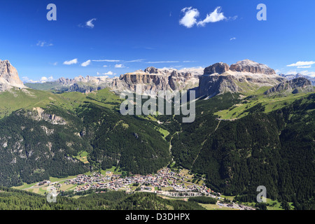 Luftaufnahme von Canazei, Fassa Tal mit Mount Saas Pordoi, Sella und Pordoi Pass und Langkofel Halterung Stockfoto