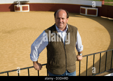 AZNALCAZAR, Sevilla, Spanien, 25. Februar 2008: Jose Luis ALgorra, Manager bei Partido de Resina, steht in der Galerie mit Blick auf die Ranch private Stierkampfarena.  Die Ranch verwendet Pablo Romero nach die Famly aufgerufen werden, die es in Besitz und berühmt für seine sehr starken und aggressiven Bullen mit einer unverwechselbaren grauen Farbe hieß "Cardeno".  Nach mehreren Jahren des Niedergangs arbeiten neue Besitzer, eine Gruppe von Geschäftsleuten, um die alten Blutlinie der Stiere "Cardeno" wieder zu beleben. Stockfoto