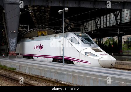 RENFE, hohe Geschwindigkeit Elektrischer Triebzug, Zug Set, Barcelona Franca station, Katalonien, Spanien Stockfoto