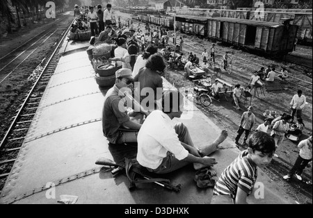 Kambodscha: Passagiere fahren das Dach wie die überfüllte Zug nach Kampot an der Küste anschickt, Phnom Peh zu verlassen. Stockfoto