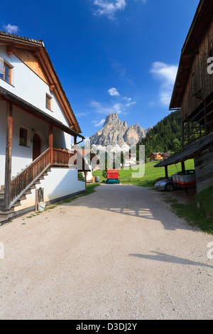 Blick von Corvara in Badia, Dolomiten. Auf Hintergrund Sassongher Berg Stockfoto